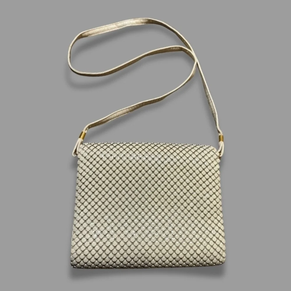 Victoria Place Purse Crossbody Bag Chainmail Mesh Enamel Magnetic Snap Ivory OS - Picture 2 of 13